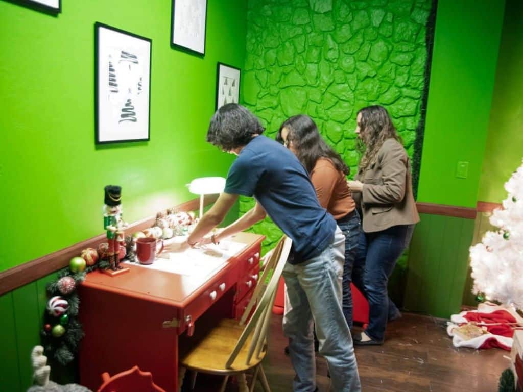 escape rooms for christmas in houston